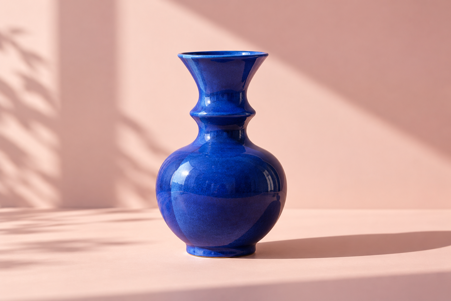 Jarrón azul sobre fondo rosado